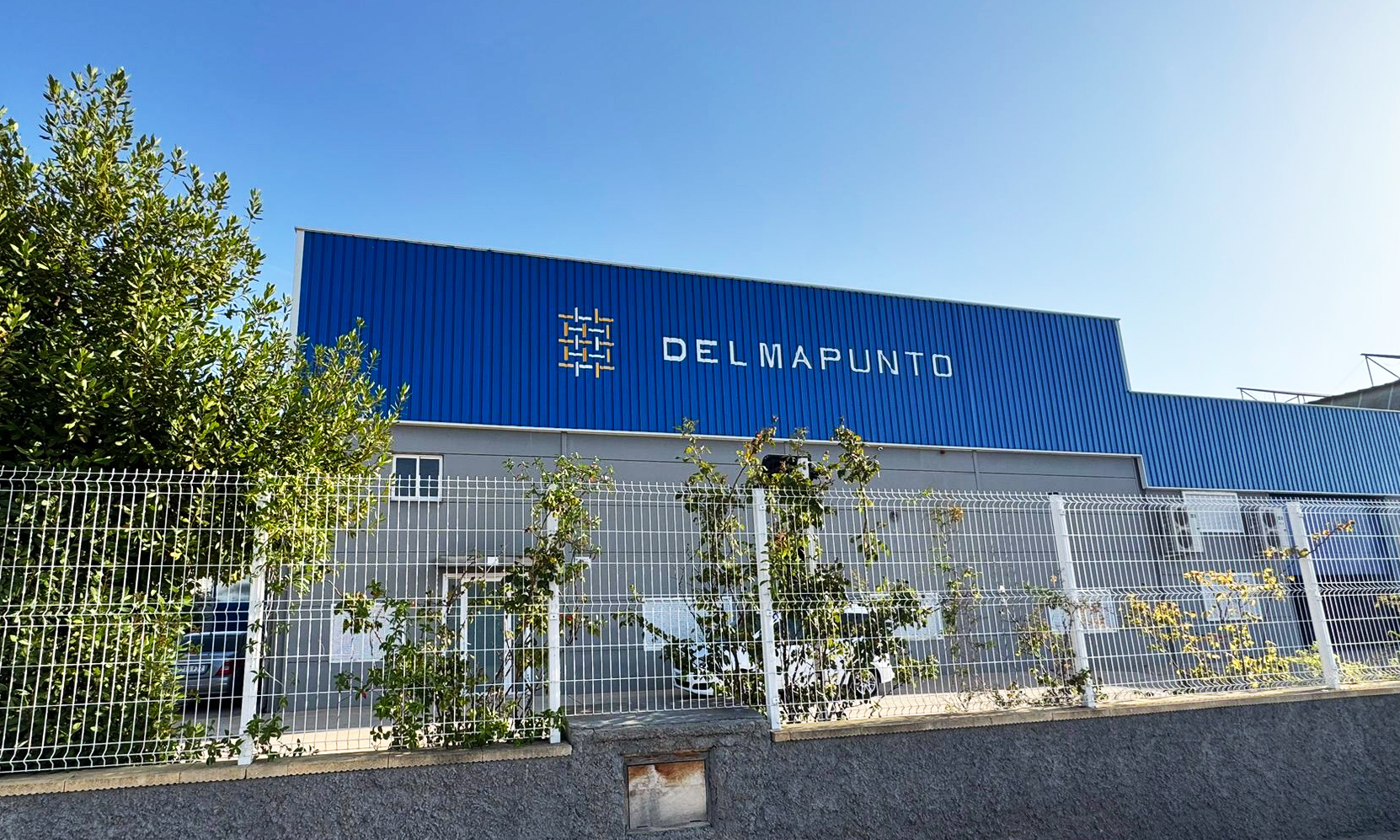 vista exterior de confecciones delmapunto una fabrica de uniforme escolar